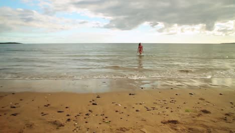 Energiegeladene-Brünette-Rennt-Ins-Meer