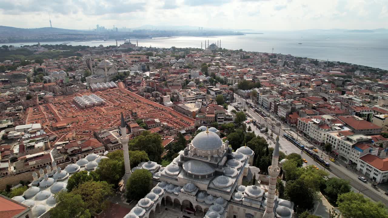 vista aérea: el gran bazar y la mezquita nuruosmaniye, estambul, turquía