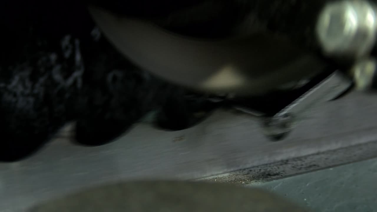 밴드 톱이 자동으로 날카롭게