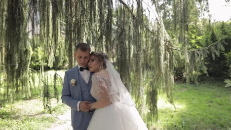 Recién-Casados.-Novio-Caucásico-Con-Novia-En-El-Parque.-Pareja-De-Novios.-Familia-Feliz