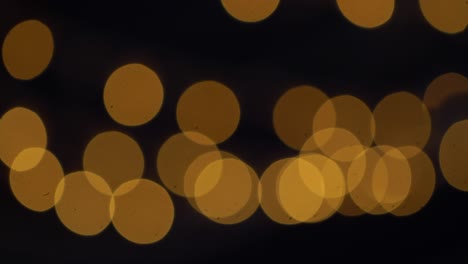 luces bokeh doradas parpadeando en el fondo