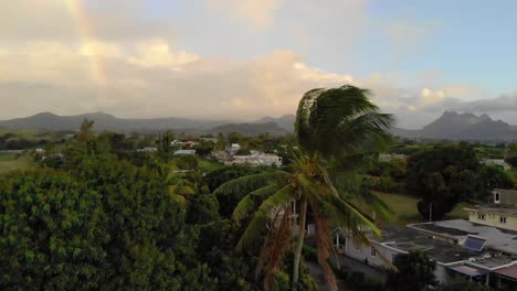 las montañas se revelan con un arco iris en el caribe