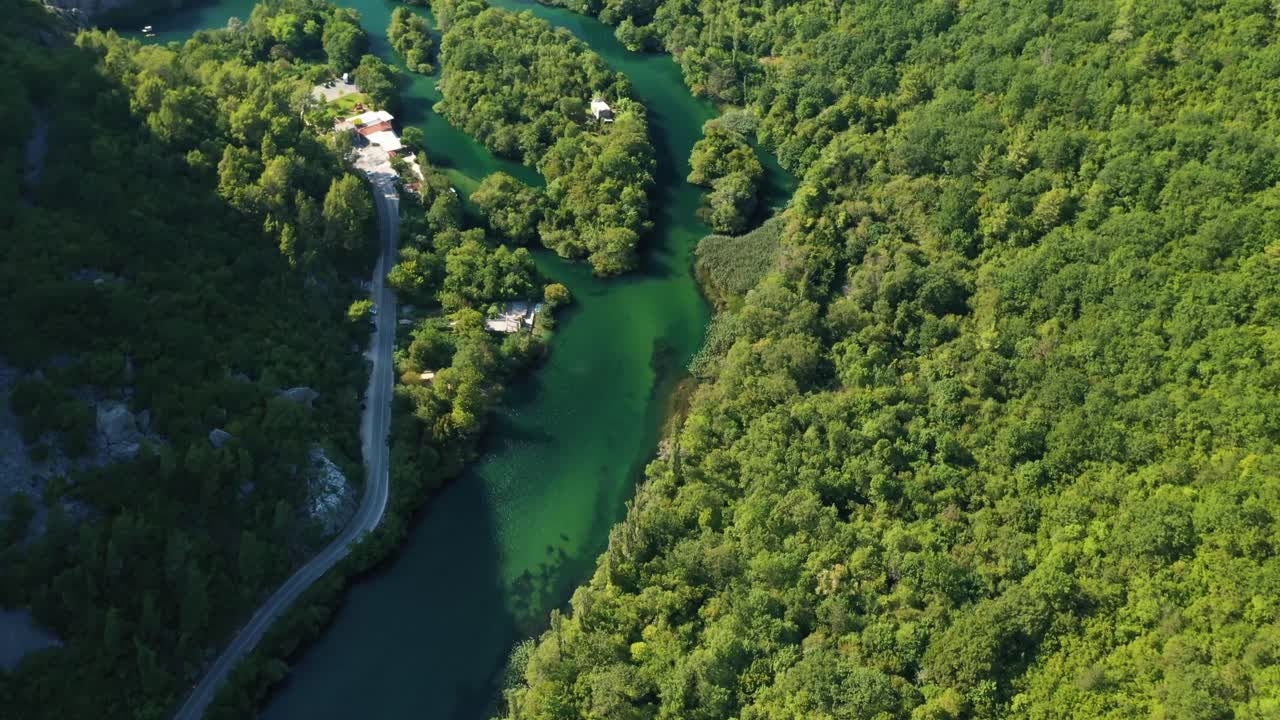 Riprese aeree del fiume Cetina vicino a Omis, Croazia