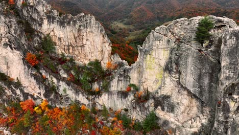 Drone-footage-of-Seneca-Rocks-in-West-Virginia-during-peak-Fall-foliage