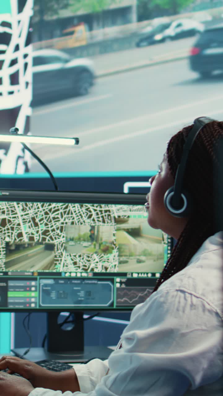 Donna afroamericana che monitora il traffico cittadino nella sala di controllo