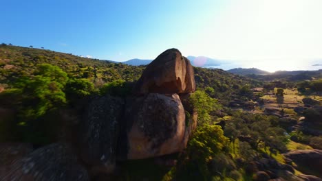 Drone-Fpv-Volando-Sobre-Un-Paisaje-único