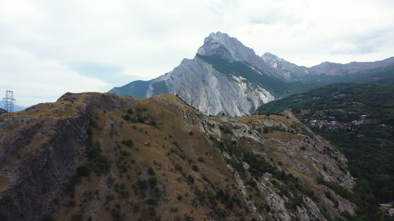 paisaje montañoso alpino