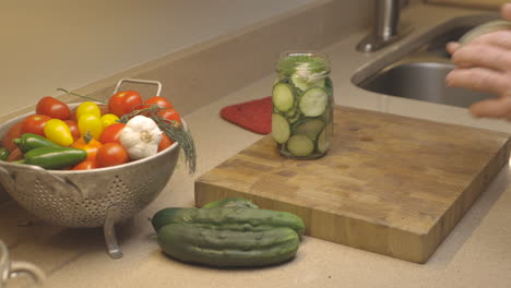 hacer encurtidos de eneldo en el refrigerador en la cocina