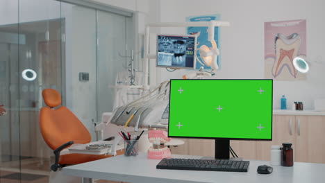 Gabinete-Dental-Con-Pantalla-Verde-Horizontal-En-El-Monitor.