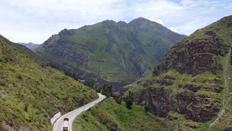 Drohnenaufnahmen-Eines-Großen-Berges-In-Den-Peruanischen-Anden