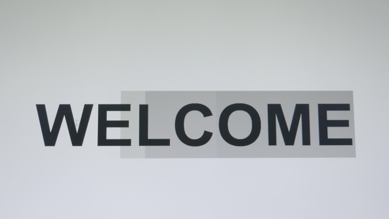 текст приветствия, напечатанный в программе обработки текста, изменяющий цвет текста с черного на красный