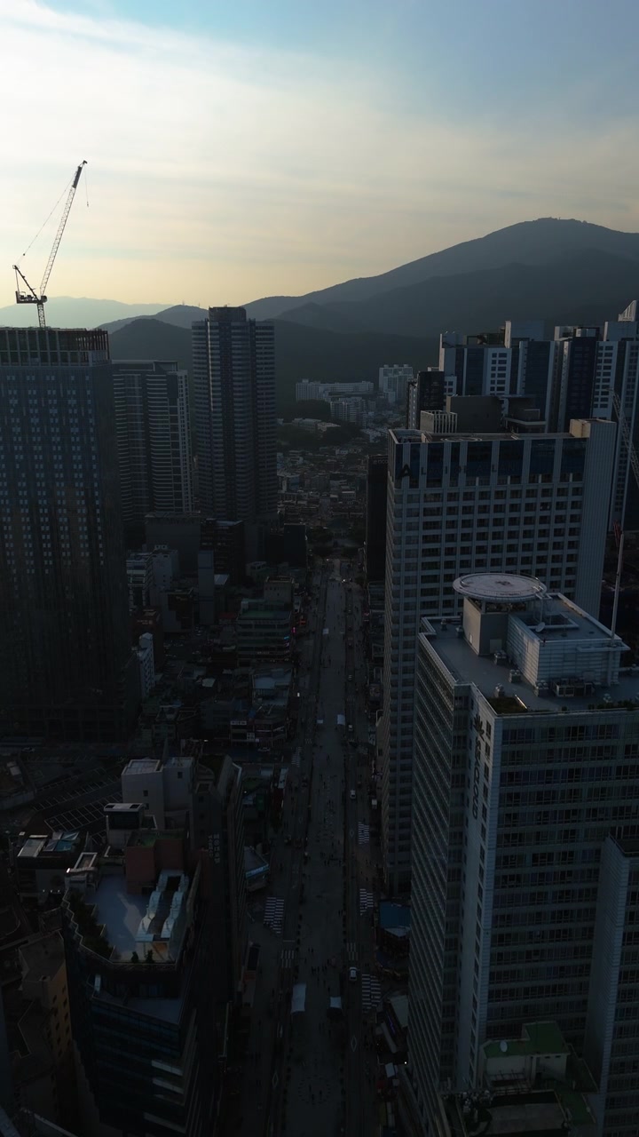 Tomada vertical de drone da rua Gunamro e da praça da cultura em Haeundae, Coreia do Sul