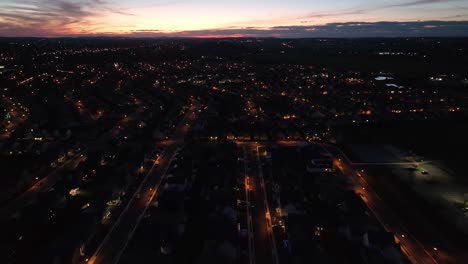 Iluminación-De-Farolas-En-Una-Ciudad-Estadounidense-Después-De-Una-Brillante-Puesta-De-Sol-En-El-Horizonte