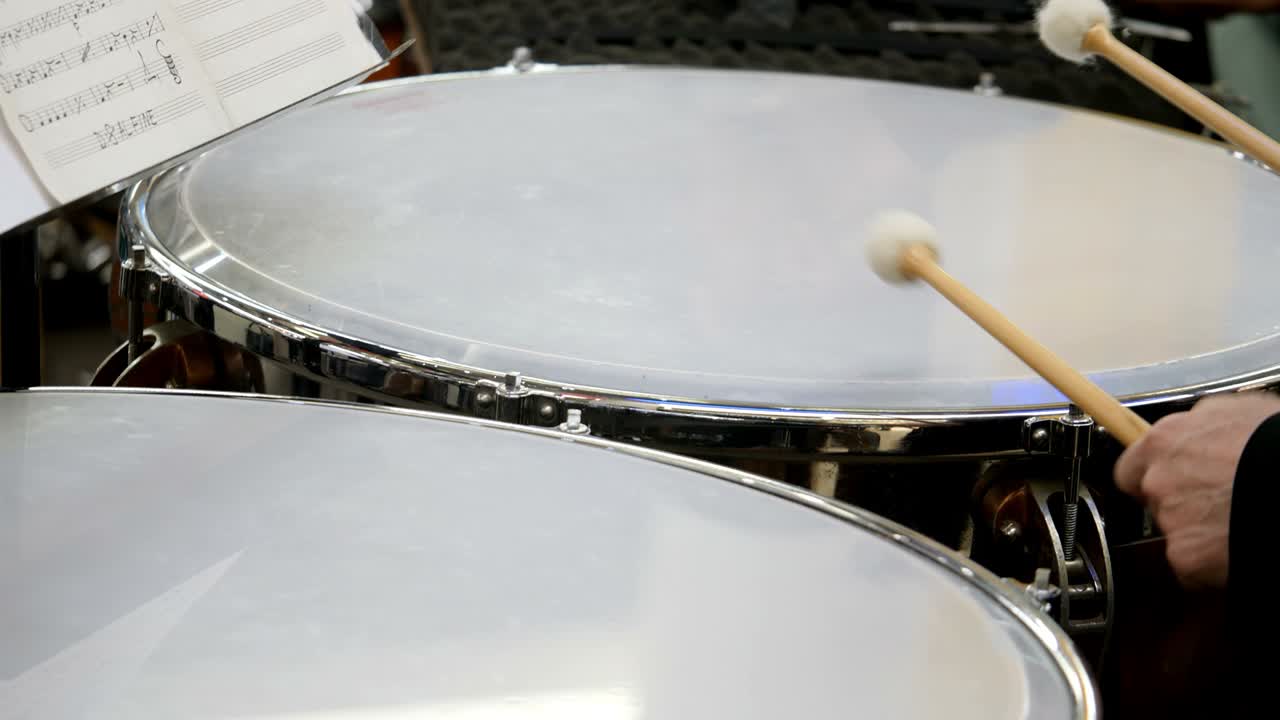케틀드럼 을 연주 하는 사람 의 근접 영상
