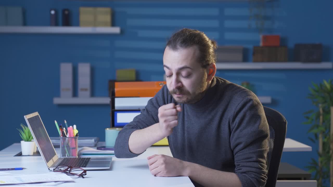 hombre enfermo con tos por virus.