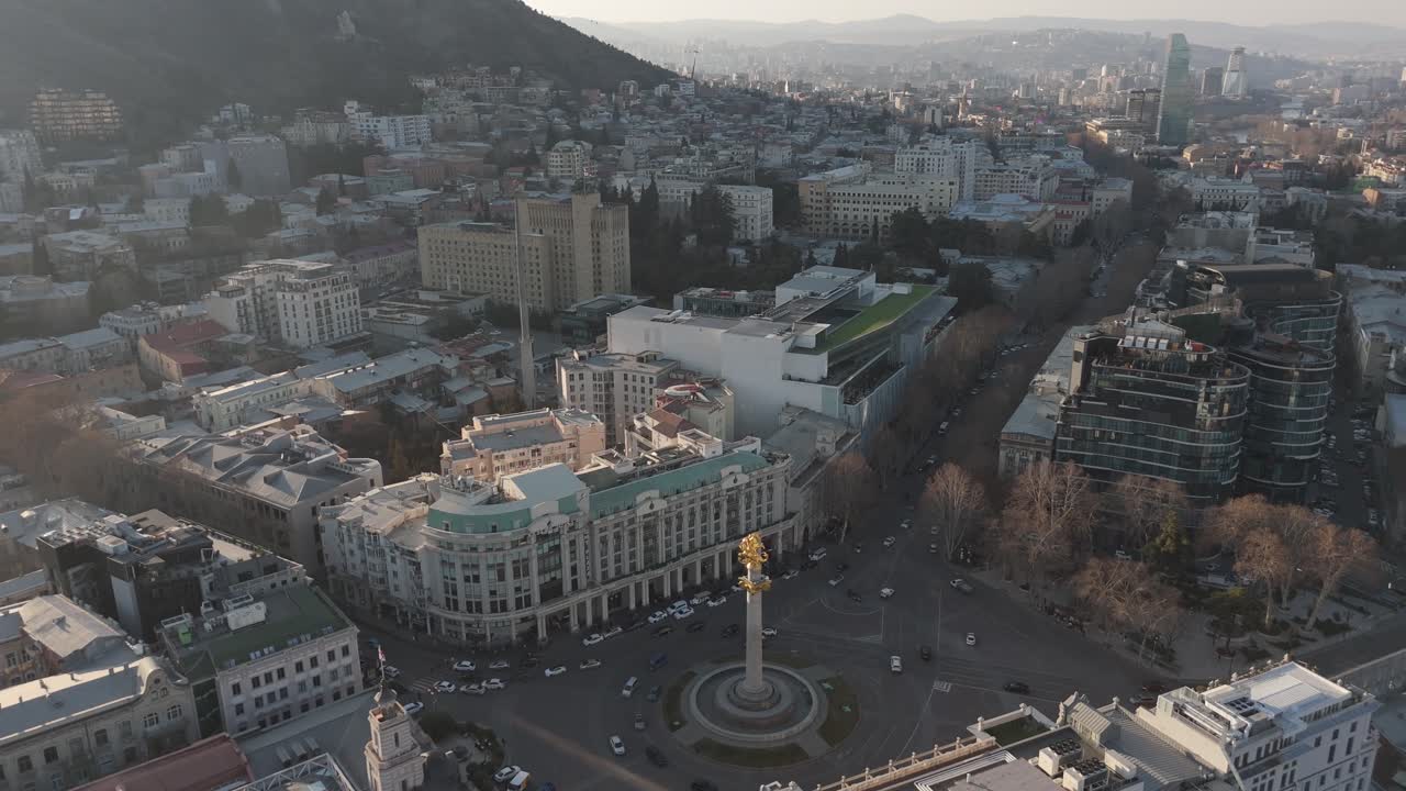 Vista aérea da rotatória da Praça da Liberdade e do trânsito na cidade de Tbilisi, Geórgia