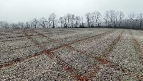 Campo-Agrícola-Con-Huellas-De-Tractor-En-Invierno-En-El-Condado-De-Yadkin-Nc,-Carolina-Del-Norte