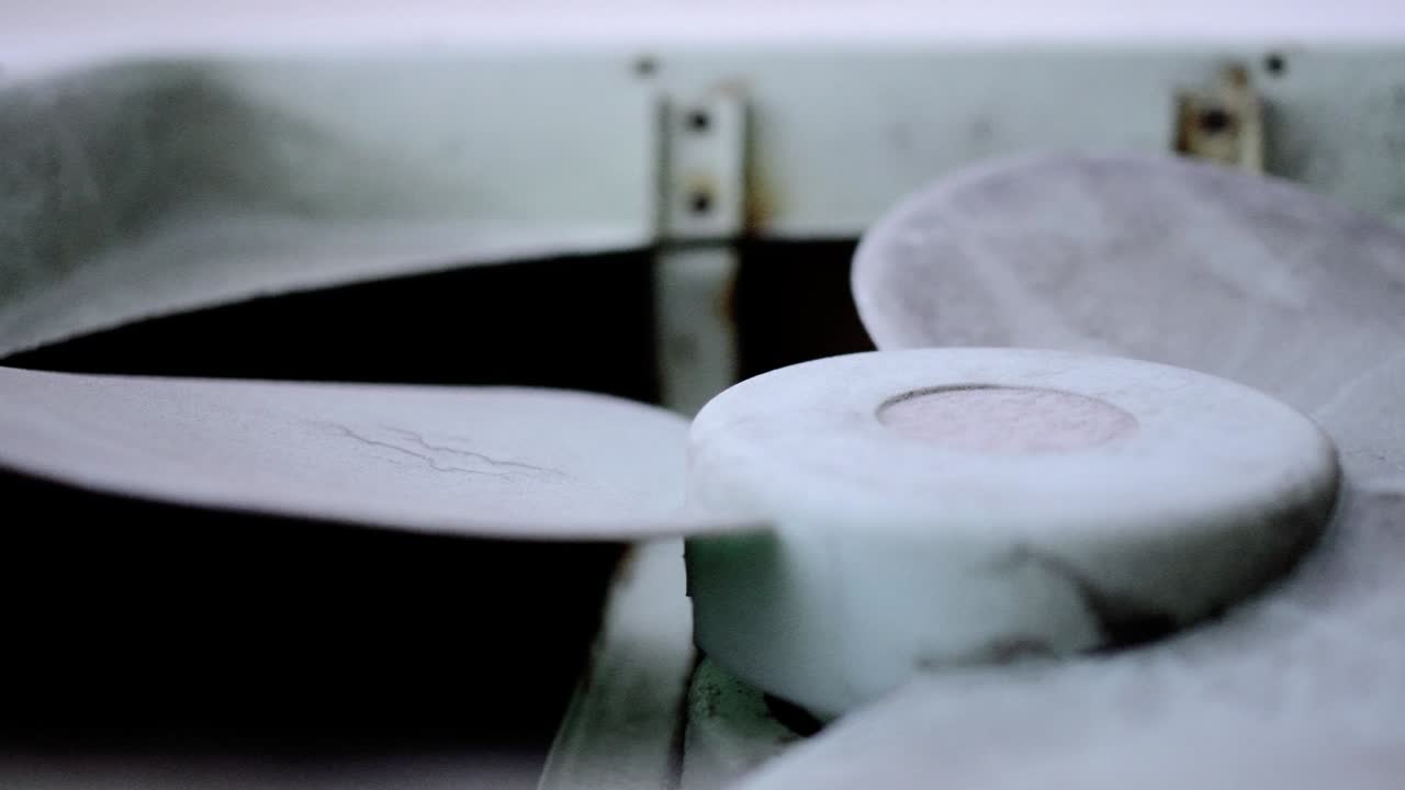 은 배기가스가 아파트 벽에 붙어있어요.