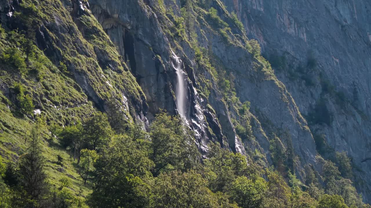 hermosa cascada desde un acantilado en el königssee, baviera, alemania