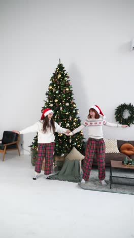 dos mujeres celebrando la navidad.