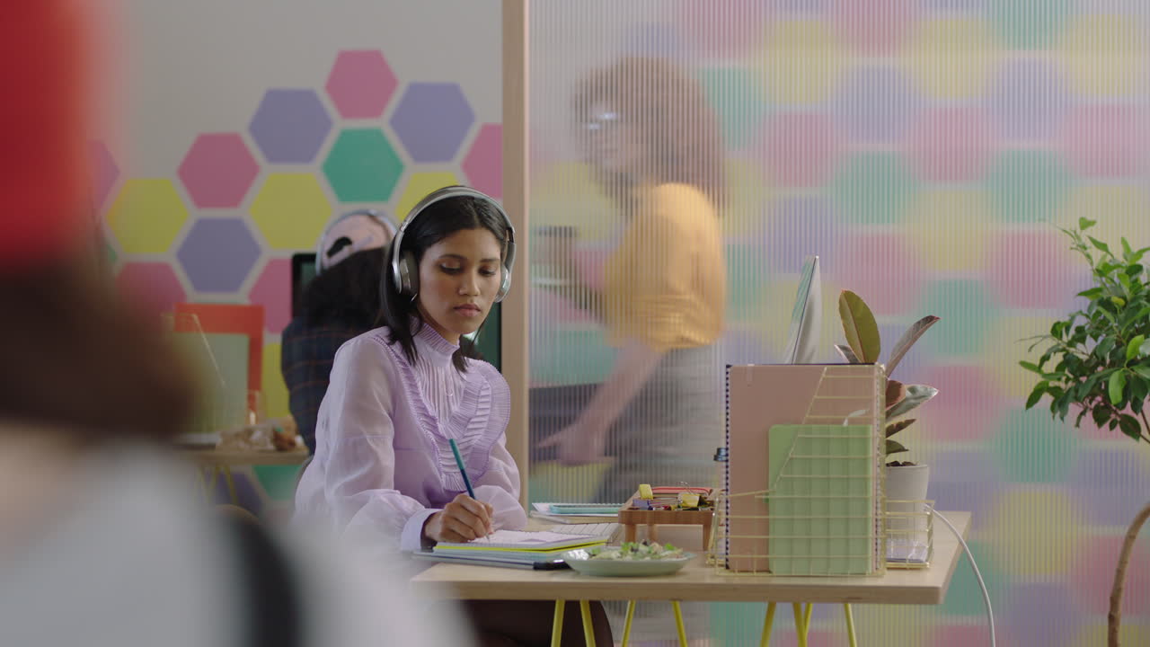 personas de negocios felices que conocen a un líder de equipo pelirrojo mujer que muestra ideas de estudiantes de raza mixta que apuntan a la pantalla compartiendo apoyo discutiendo un proyecto creativo usando tecnología informática en una oficina colorida