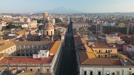 a través de etnea en catania con el volcán del monte etna en el fondo