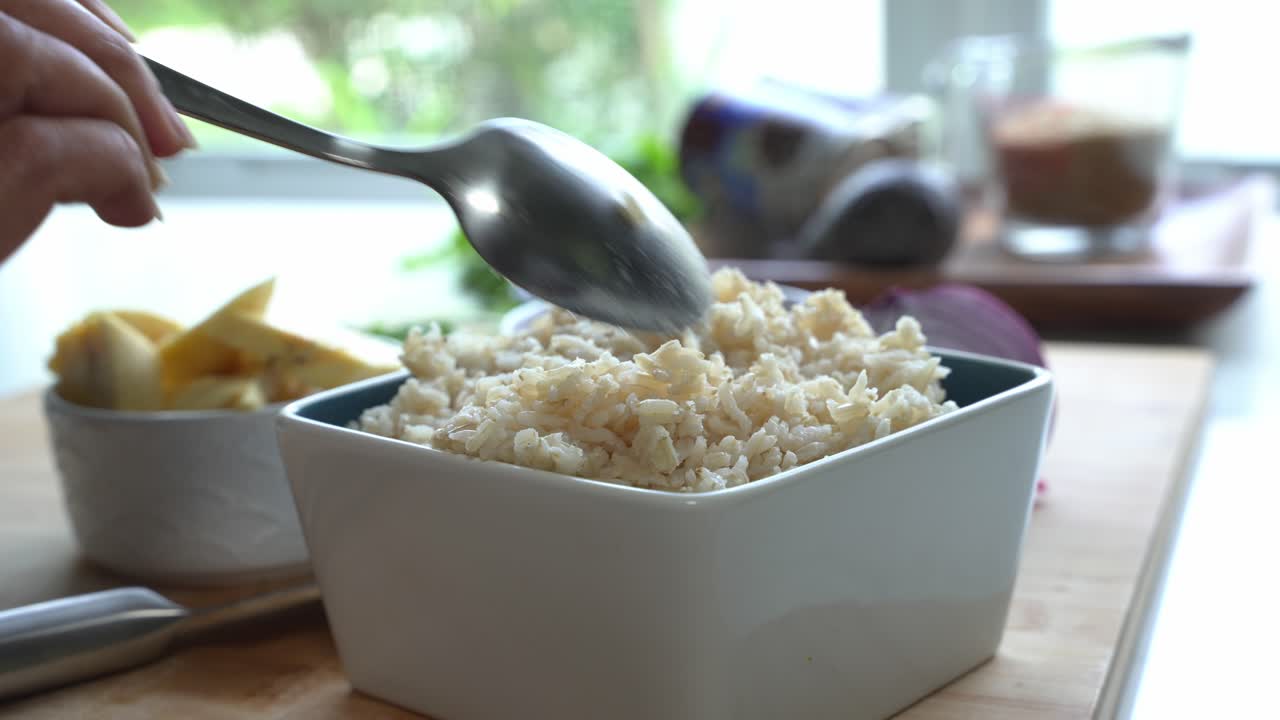 arroz marrón en un cuenco dos latas de frijoles arroz plátano aguacate cebolla roja y cilantro