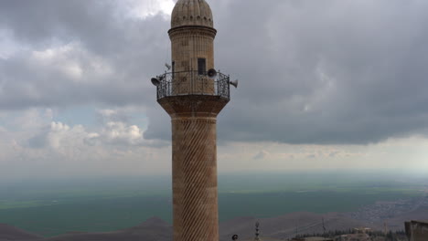 In-the-background,-the-vast-Mesopotamian-plain-can-be-seen