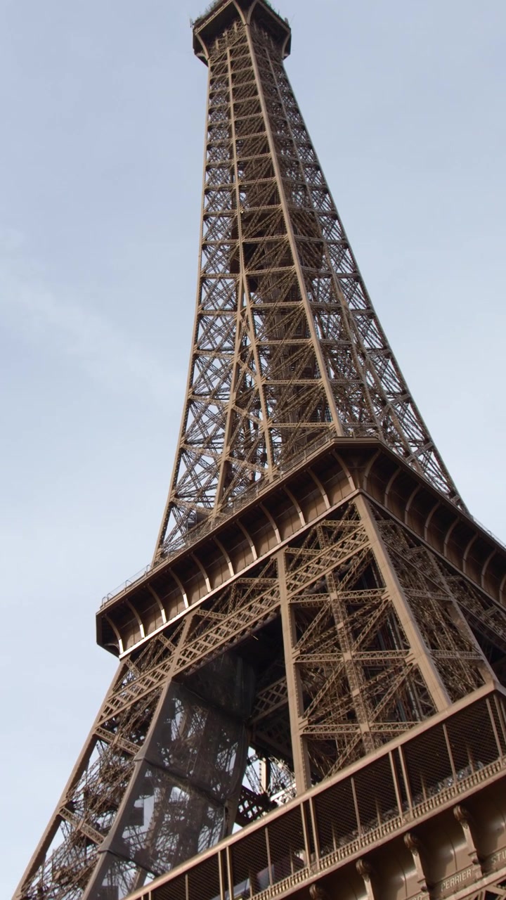 Un fluido zoom indietro rivela l'intricata architettura in acciaio di questo famoso monumento francese.
