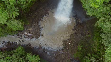 cascada nungnung en medio de bali, indonesia