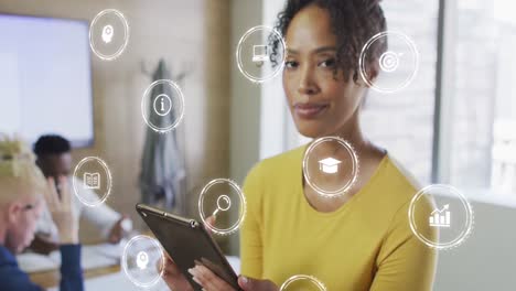 animación de iconos y procesamiento de datos sobre mujer de negocios biracial en la oficina