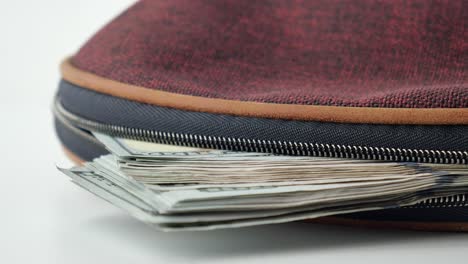 dinero en una bolsa roja