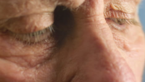 hombre mayor, gafas y mala vista de los ancianos