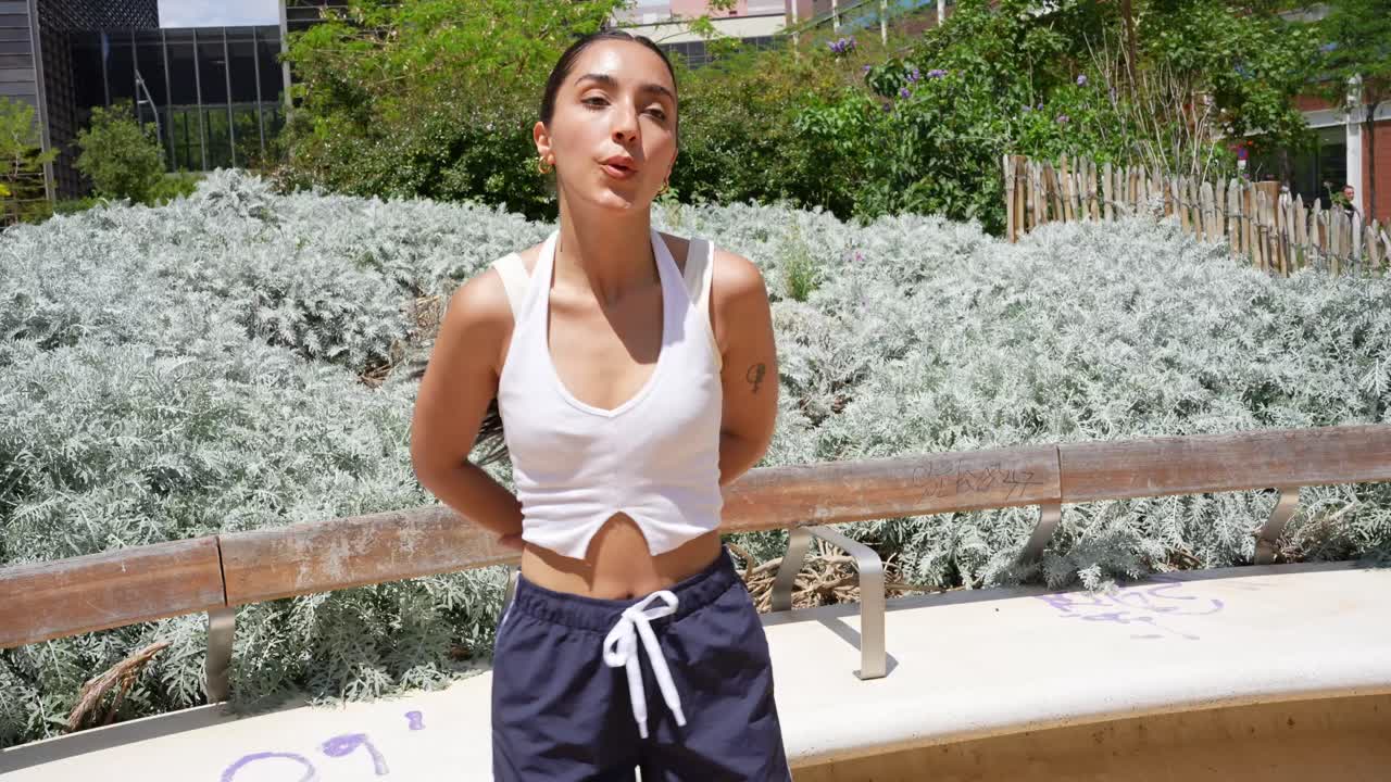 mujer bailando en el parque