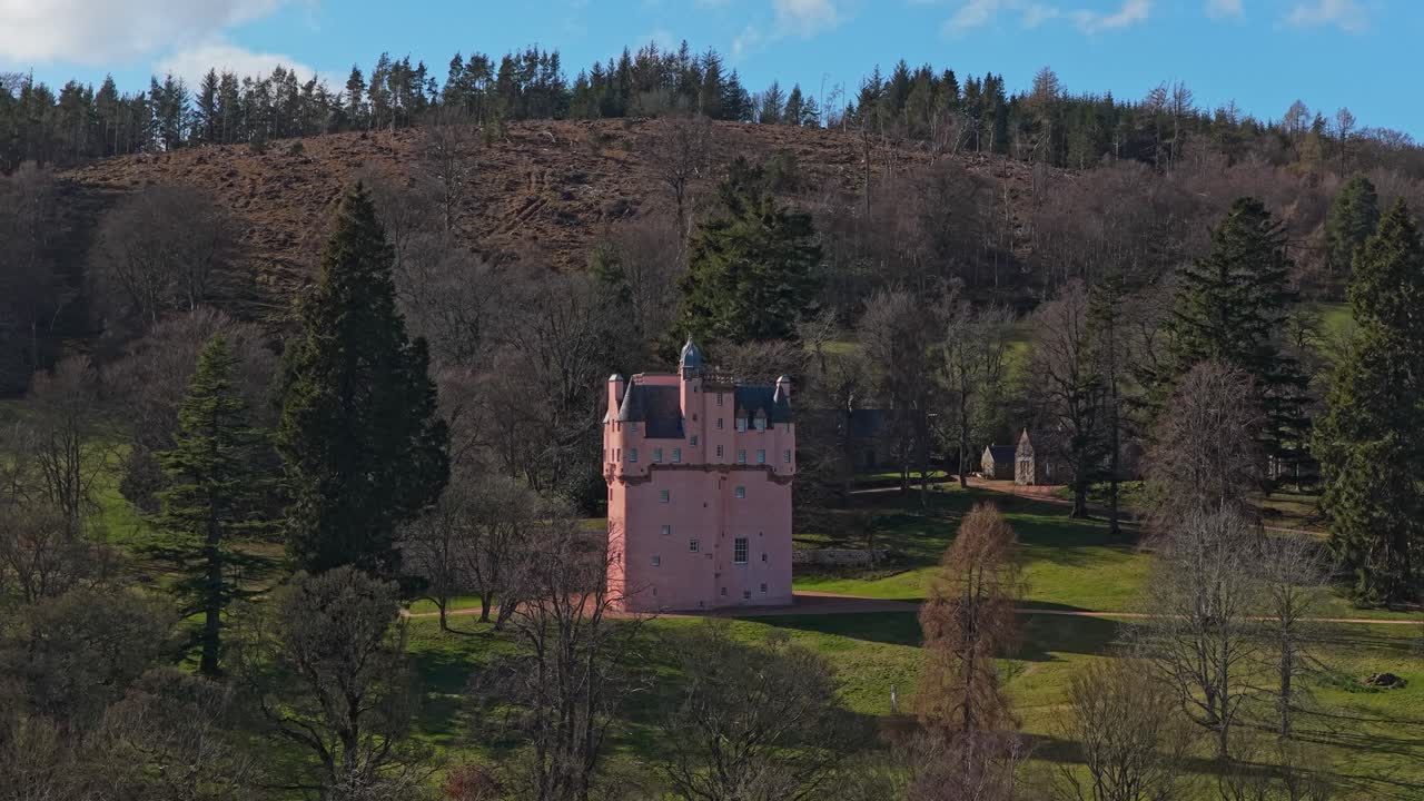 Castello di Craigievar circondato da una splendida foresta in Scozia