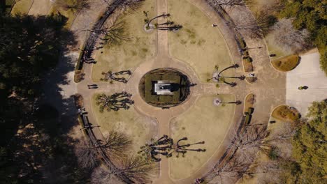 Un-Tranquilo-Oasis-Forestal-Capturado-Dentro-De-Un-Vibrante-Lienzo-Circular,-Que-Invita-A-Explorar-Su-Verde-Belleza-Y-Su-Mapa-Artístico-De-La-Naturaleza.