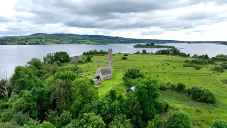 Irlanda-Ubicaciones-épicas-Panorama-De-Drones-Isla-Santa-Lough-Derg,-Sitio-Monástico-Temprano-En-El-Río-Shannon-Co-Clare