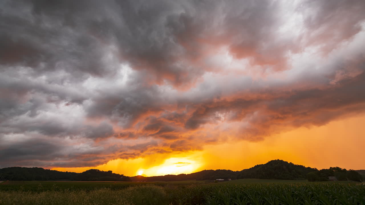 폭풍이 남부 위스콘신을 가로지르면서 특이한 중서부 해가 지고 있습니다.
