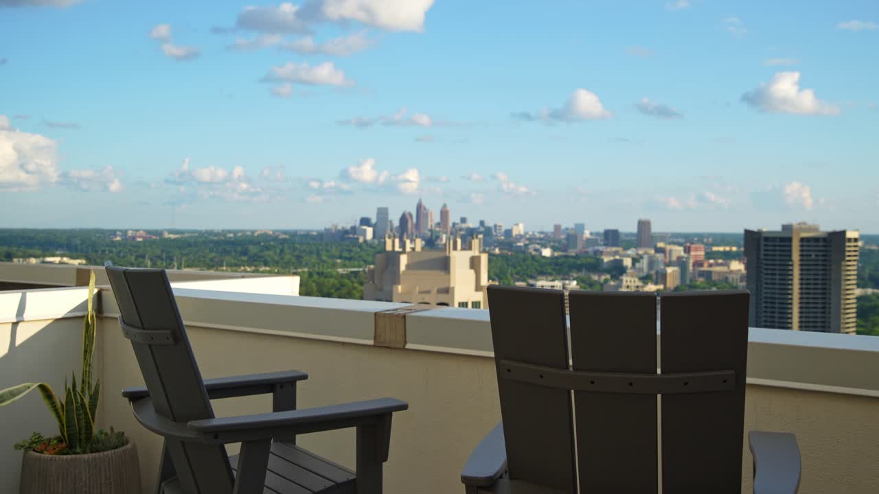 fotografía estática de un balcón de un ático con vistas al centro de la ciudad en atlanta, georgia