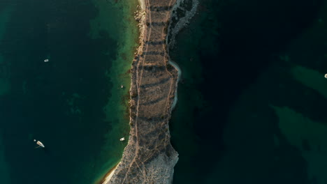 Luz-De-La-Puesta-De-Sol-Del-Promontorio-Mediterráneo-Con-Agua-Azul-Turquesa,-Vista-Aérea-De-Pájaros-Desde-Arriba-Hacia-Abajo-Desde-Arriba