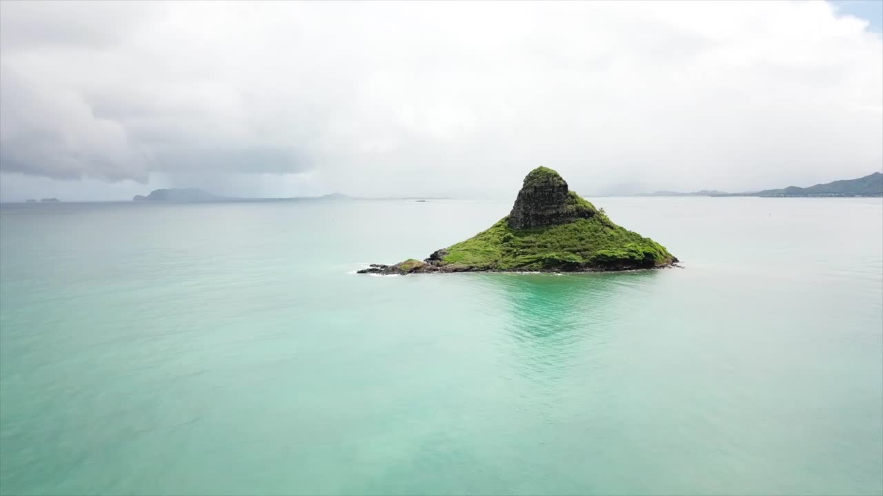 하와이의 작은 섬에서 멀리 날아가는 드론.mp4
