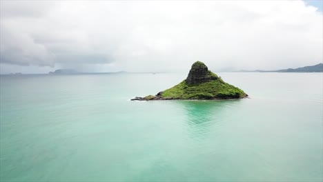 Drohne-Fliegt-Von-Kleiner-Insel-In-Hawaii.mp4-Weg