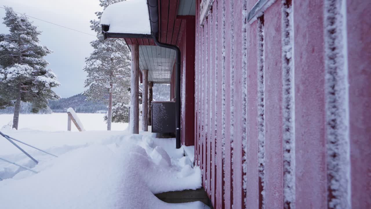 노르웨이 인드레 포센(indre fosen)의 신선한 두꺼운 하얀 눈에서 주변을 청소하는 남자 - 정적