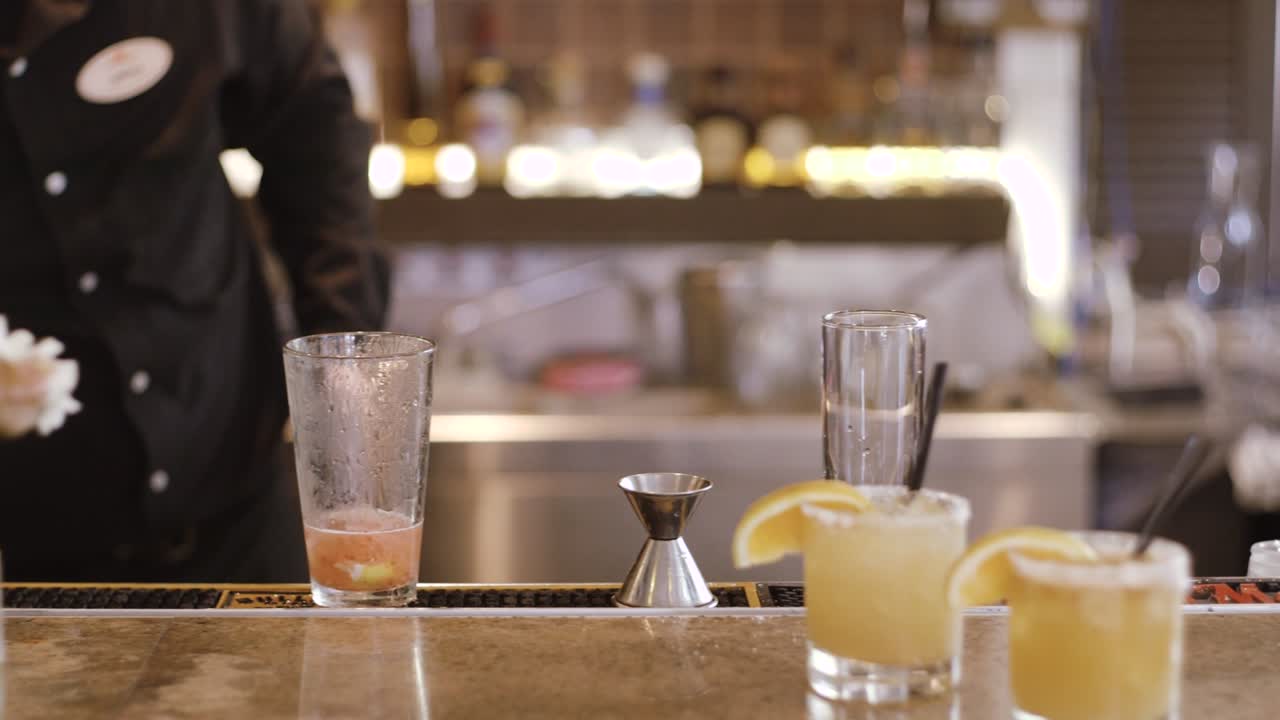 el experto camarero está haciendo cócteles en un club nocturno.