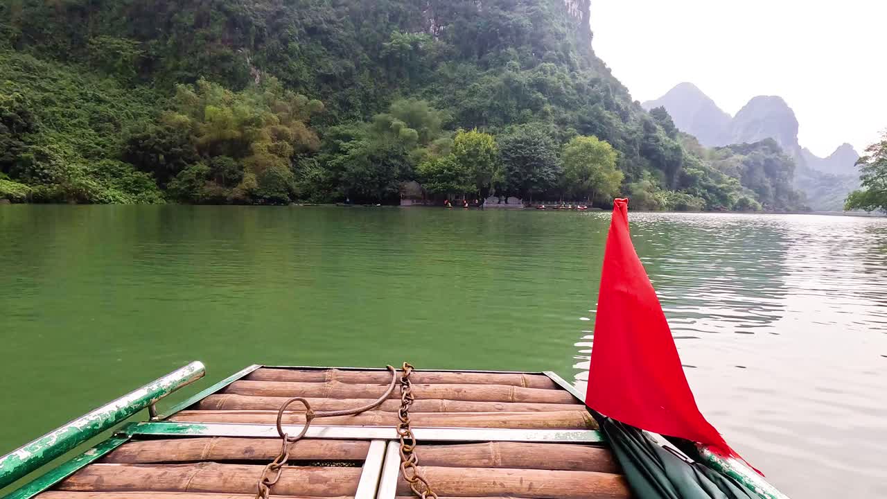 나무로 만든 배가 베트남의 평온한 바다를 가로질러