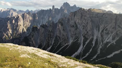 montañas rocosas masivas contra el cielo nublado a la luz del sol