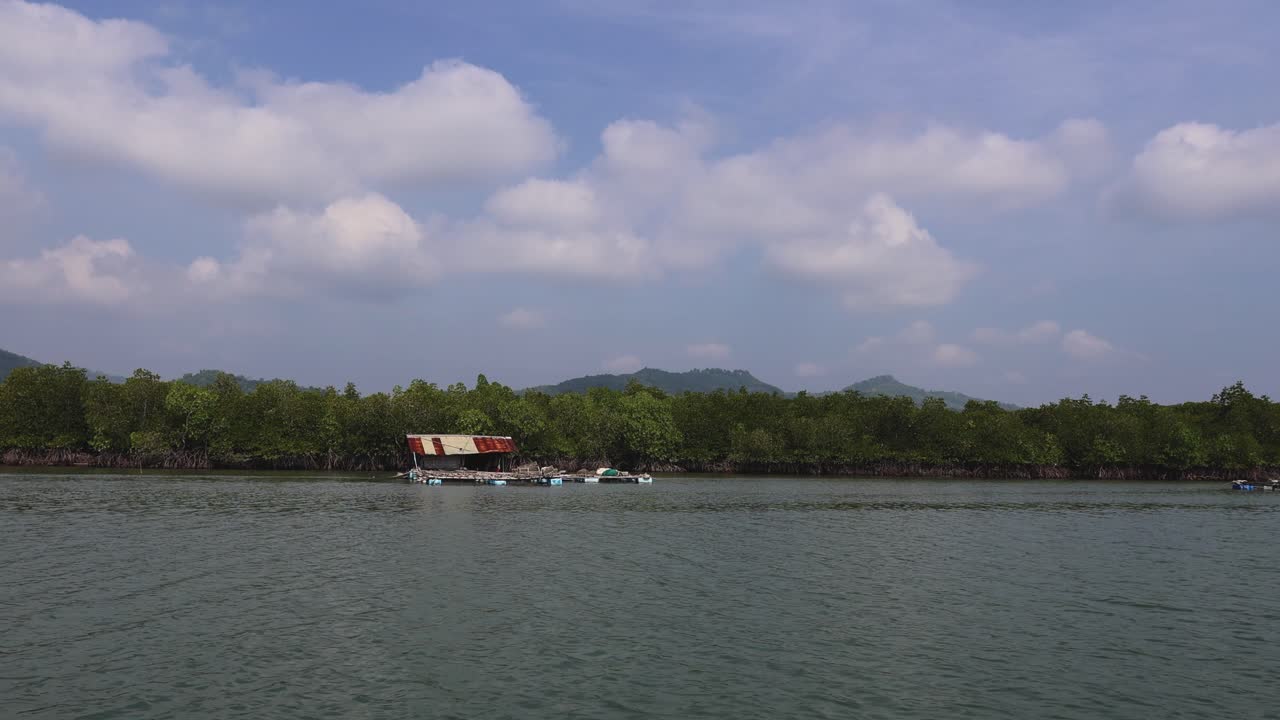 el barco se mueve a través de un entorno de lago tranquilo