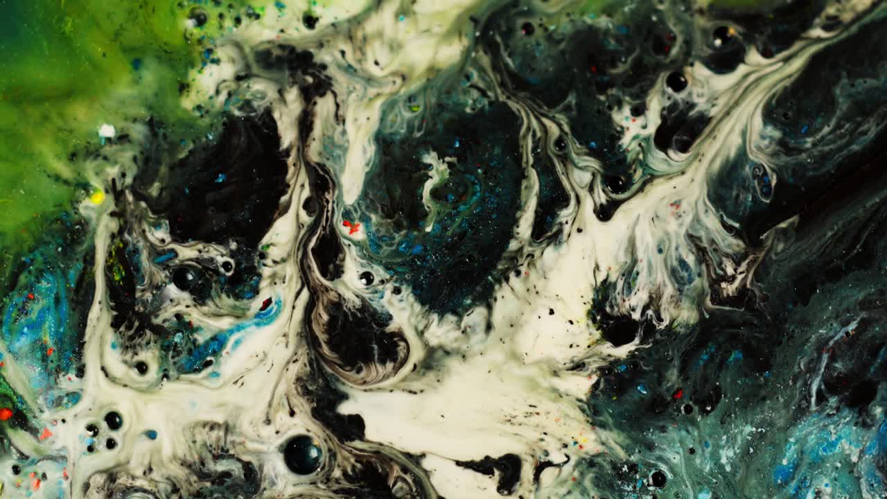 Pittura astratta colorata che si mescola in motivi fluidi con tonalità vivaci di verde, blu e bianco.