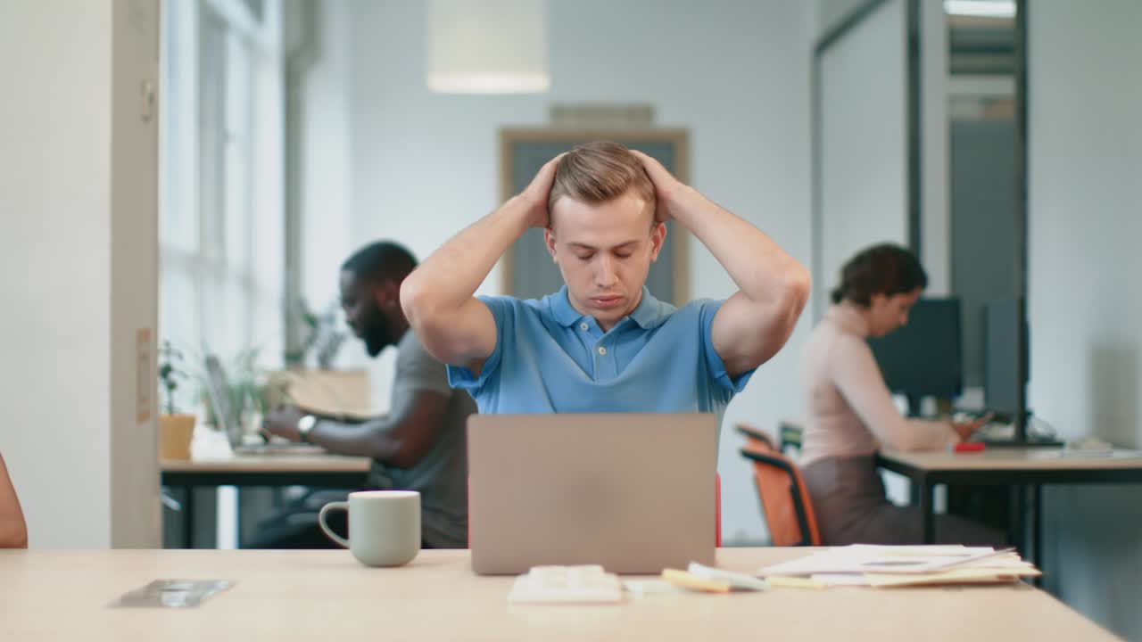 бизнесмен получает плохие новости по электронной почте. серьезный фрилансер, работающий на ноутбуке