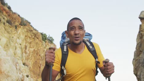 Sporty-mixed-race-man-with-prosthetic-leg-hiking